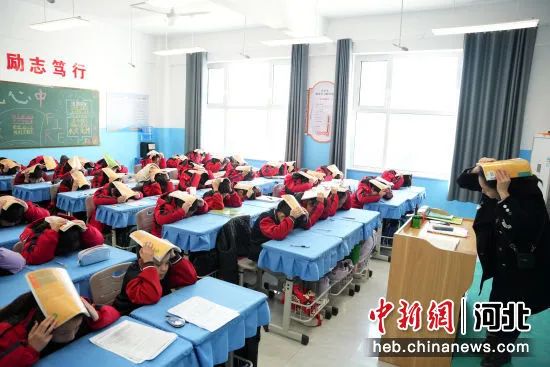 图为河北省隆尧县第五实验小学五年级2班教室，老师指引学生进行室内防震避险疏散演练。张玲玲 摄.jpg