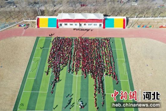 图为河北省隆尧县第五实验小学防震演练现场。(无人机照片)   成梅 摄.jpg