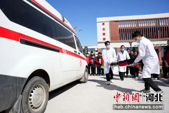 图为河北省隆尧县第五实验小学，救护人员现场演示用担架将受伤学生抬上救护车送往医院。成梅 摄.jpg